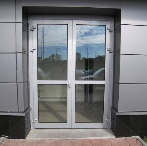 Алюминиевые входные остекленные двери