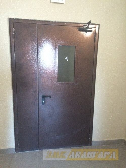 Двустворчатая тамбурная металлическая дверь